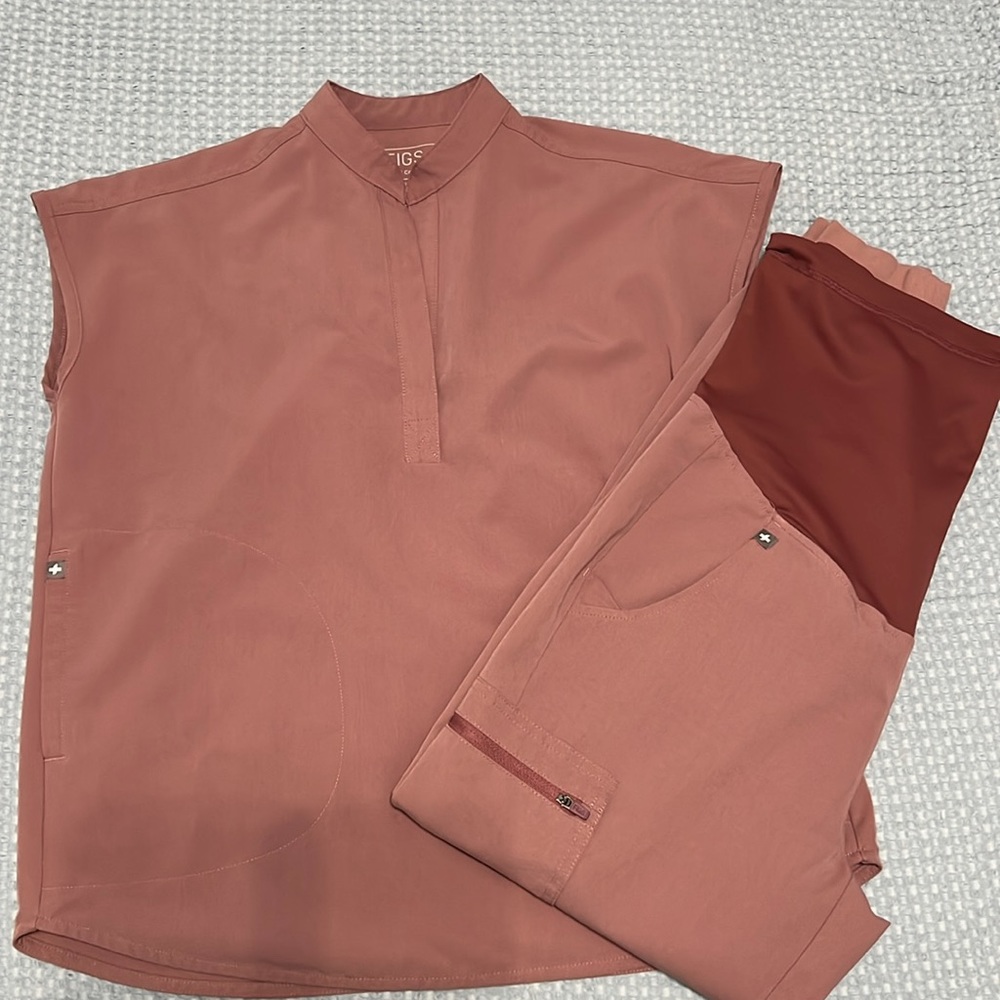 Maternity scrubs FIGS